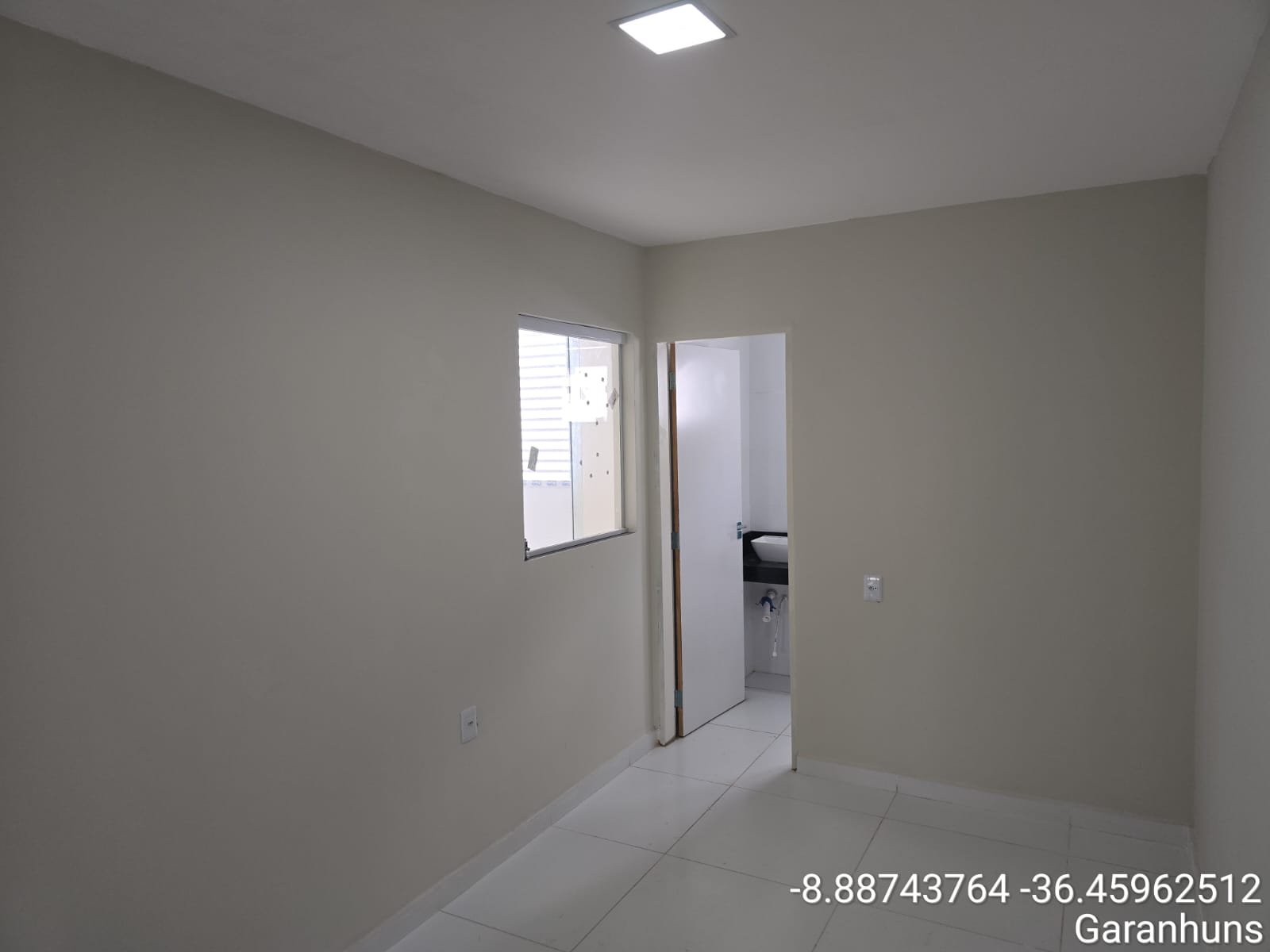 Casa com Portão Branco na ladeira da Mãe Rainha