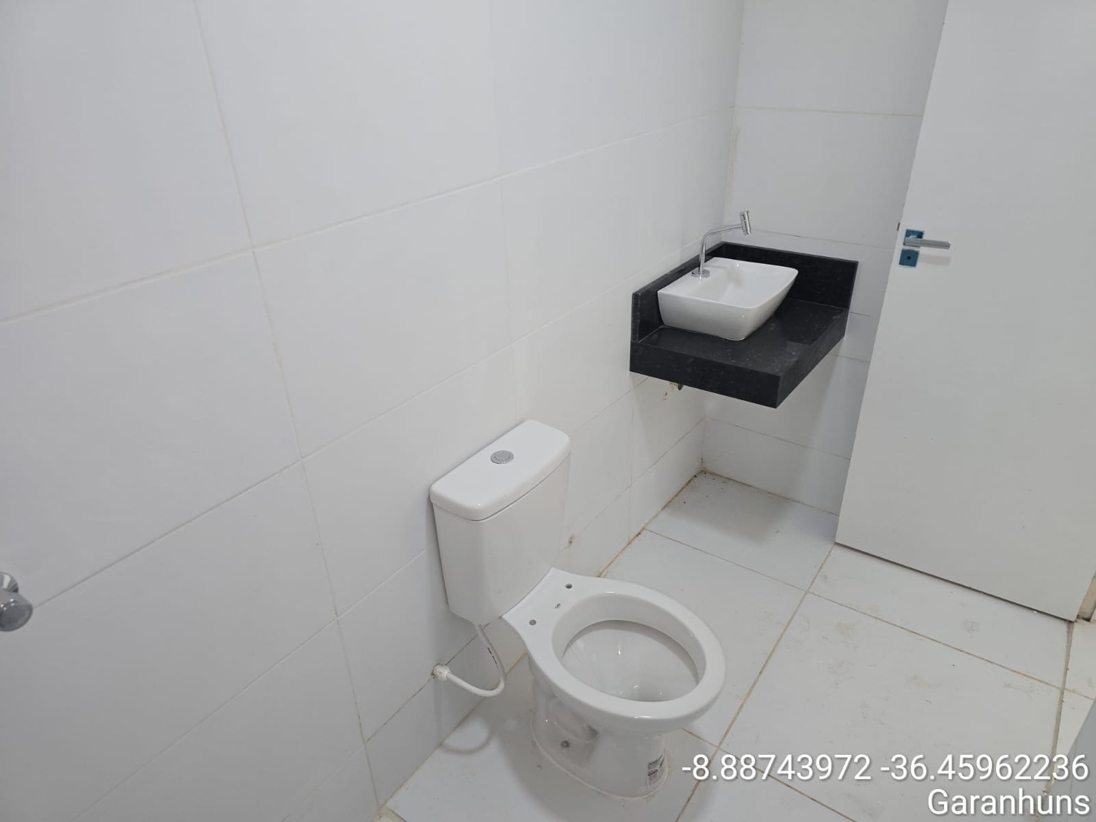 Casa com Portão Branco na ladeira da Mãe Rainha