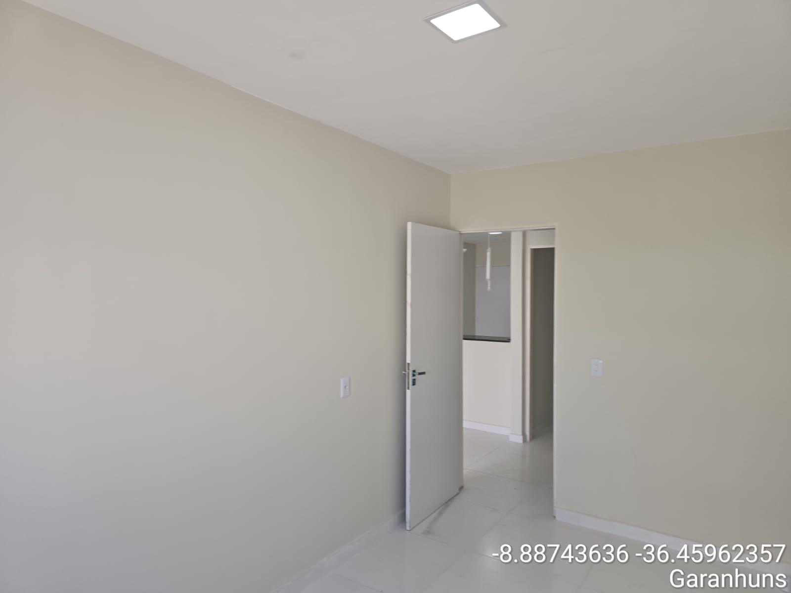 Casa com Portão Branco na ladeira da Mãe Rainha