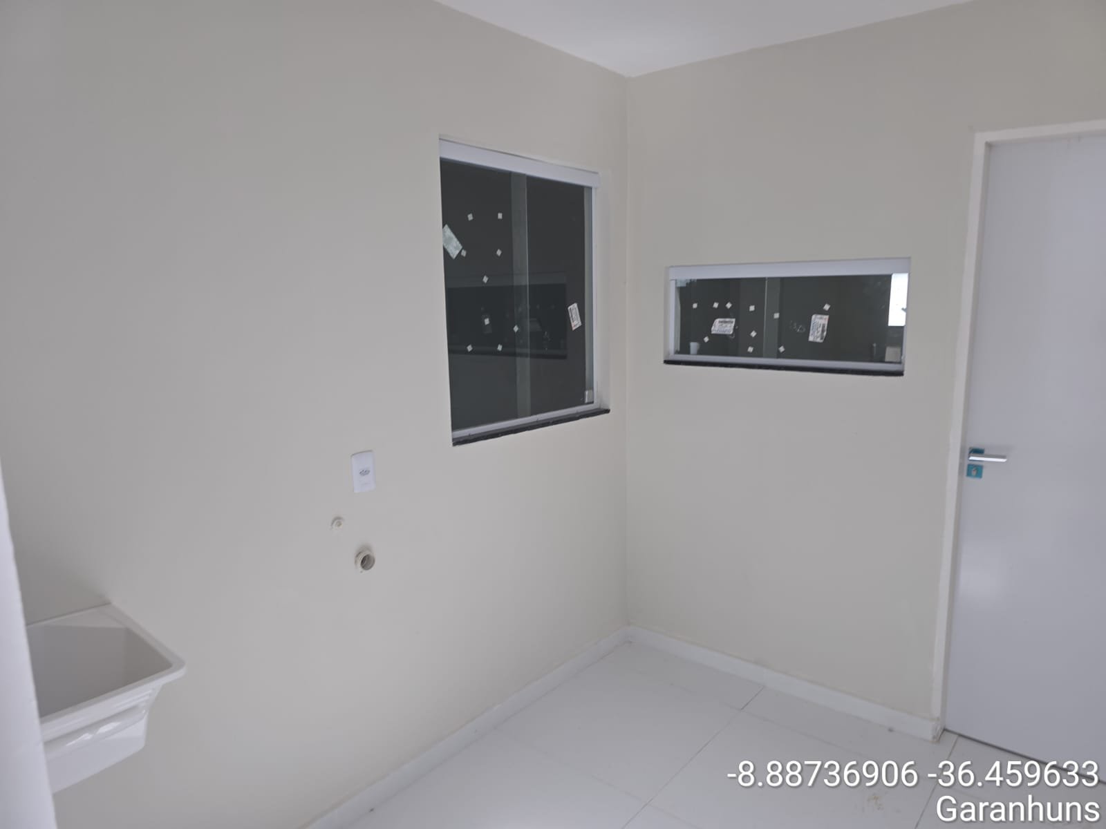 Casa com Portão Branco na ladeira da Mãe Rainha