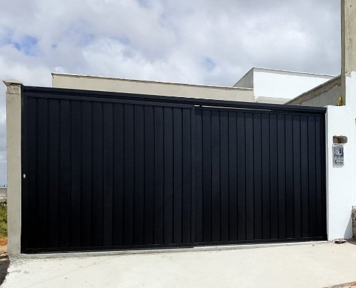 Casa com Portão Preto na ladeira da Mãe Rainha