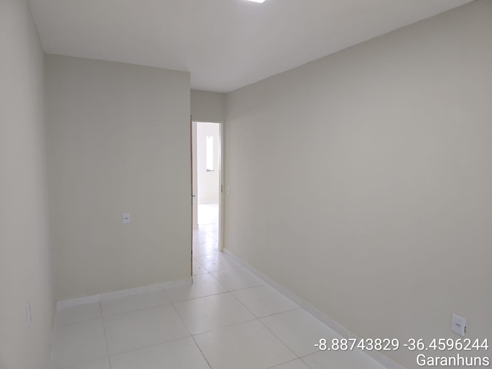 Casa com Portão Preto na ladeira da Mãe Rainha