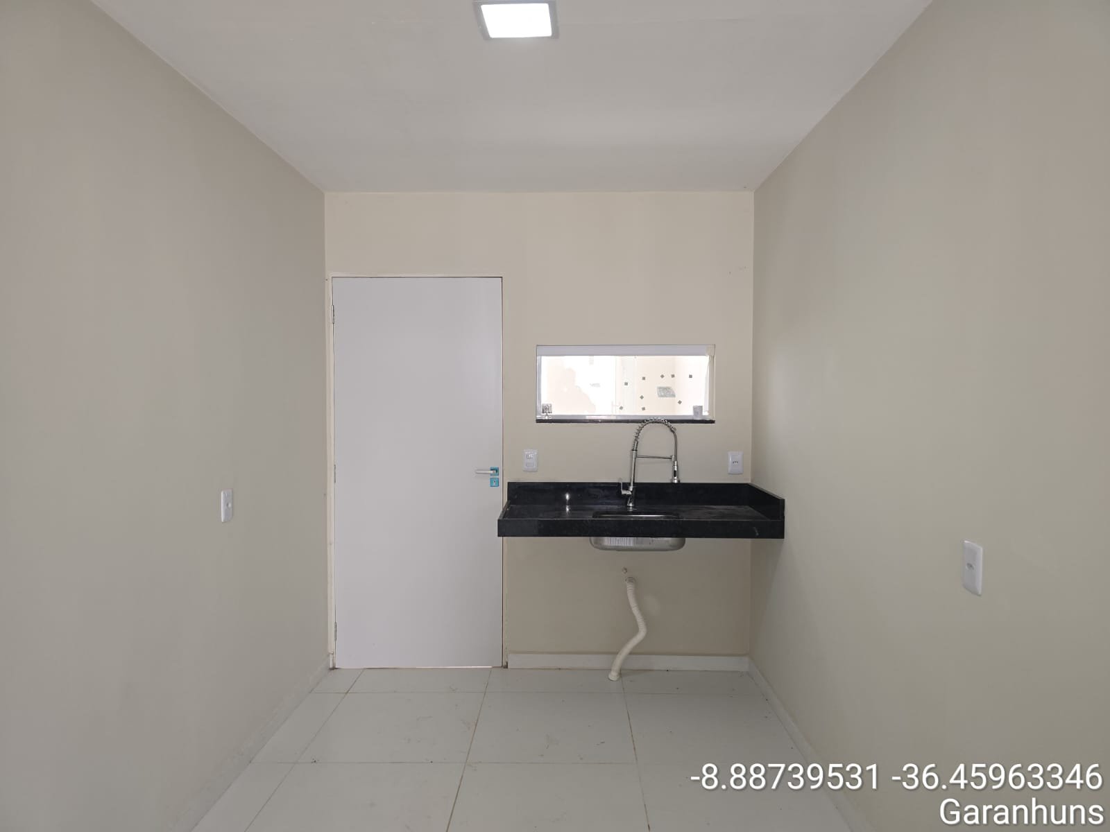 Casa com Portão Preto na ladeira da Mãe Rainha