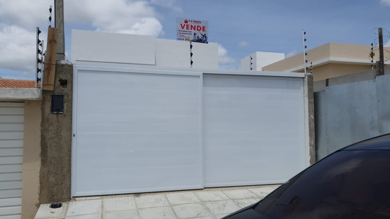 Casa com Portão Branco na ladeira da Mãe Rainha