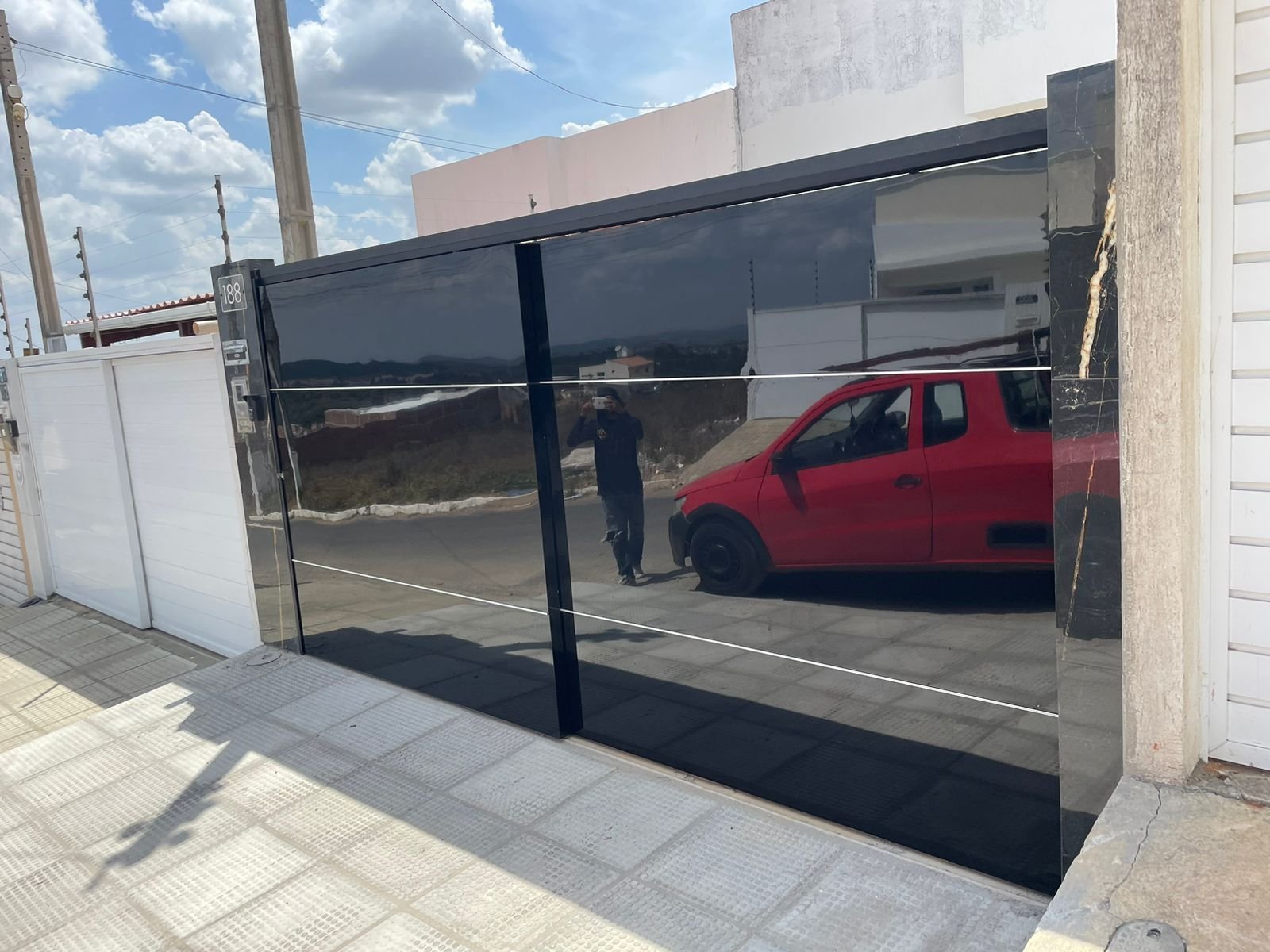 Casa com Portão Branco na ladeira da Mãe Rainha